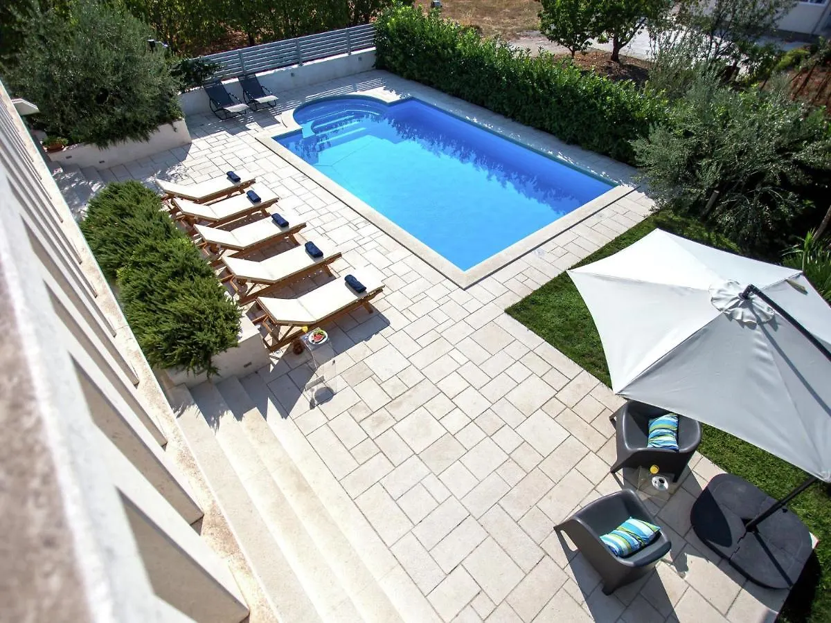 Beautiful Villa 100M From The Sea Kastela