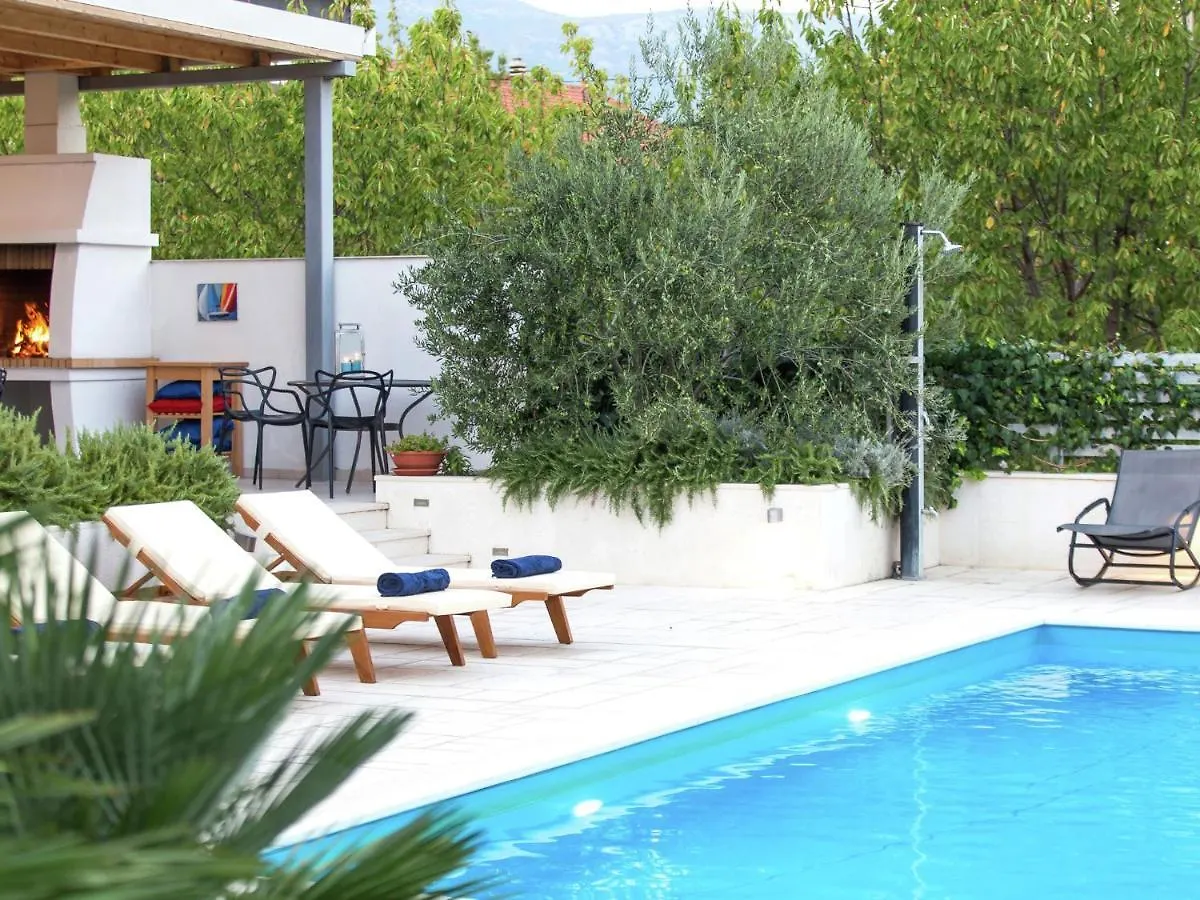 Beautiful Villa 100M From The Sea Kastela