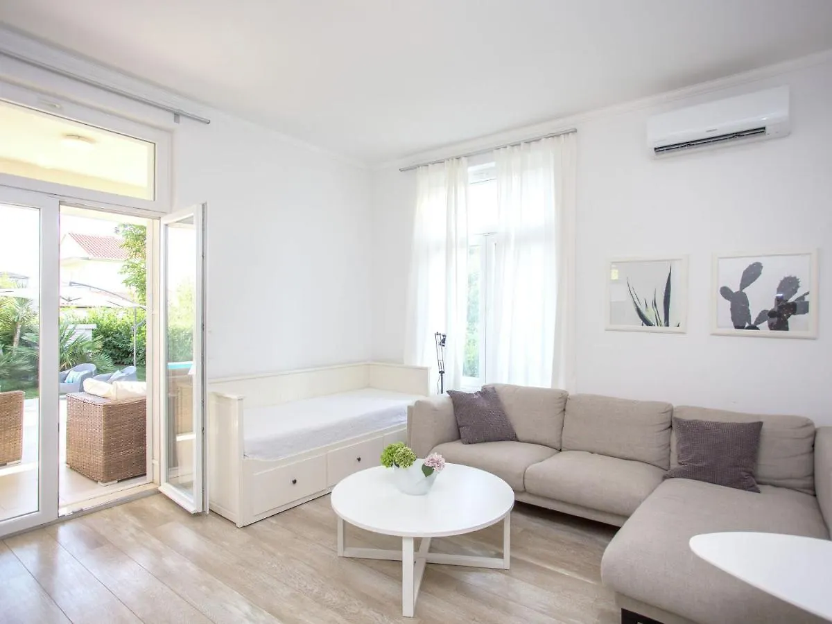 Beautiful Villa 100M From The Sea Kastela