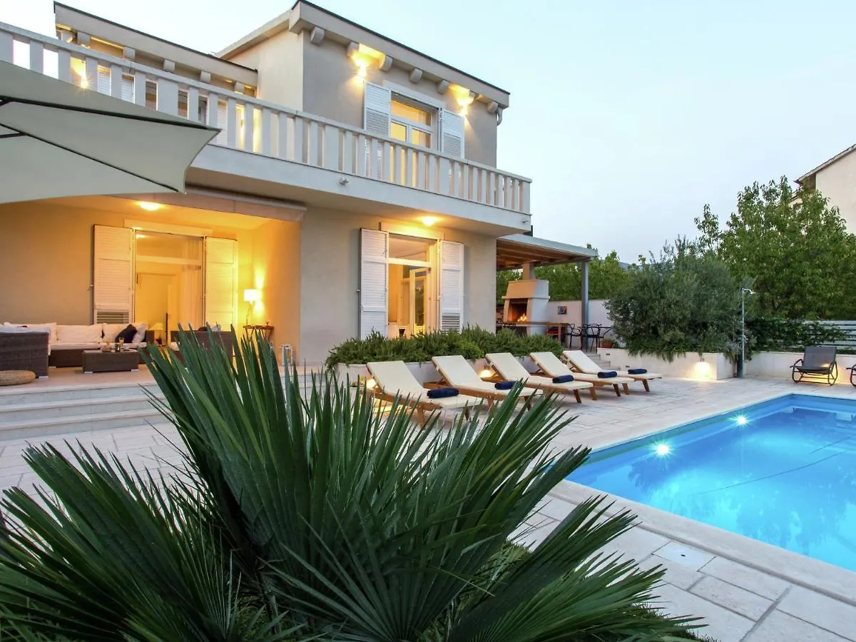 Beautiful Villa 100M From The Sea Kastela